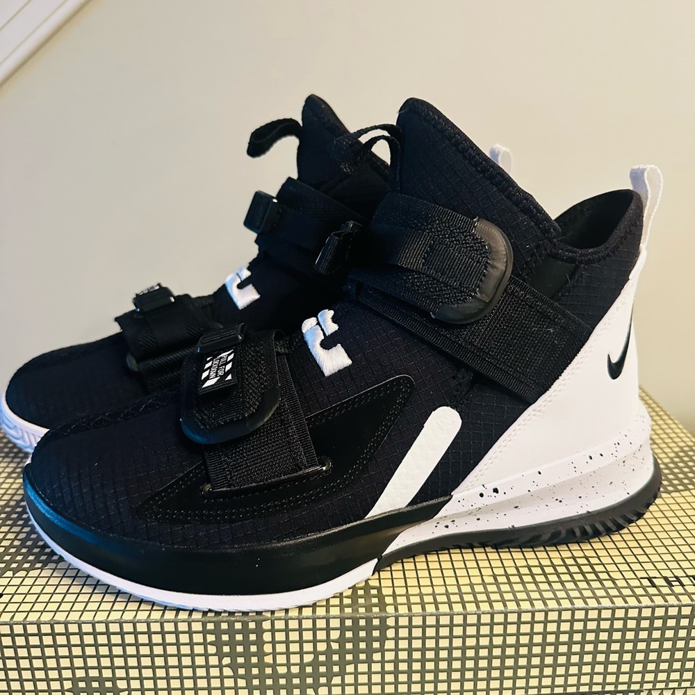 Nike Lebron Soldier Sneakers Men’s Sz 7.5